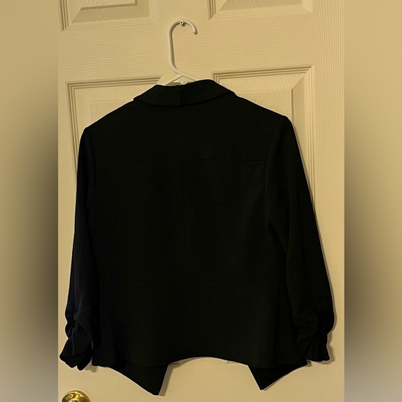 Classic Black Suit Jacket with Professional Design - Picture 2 of 3